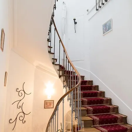 La De La Paix تروي