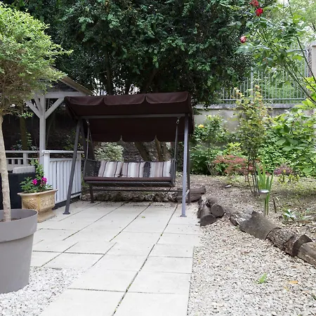 La De La Paix Bed & Breakfast 2*