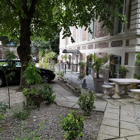 La De La Paix Bed & Breakfast 2*