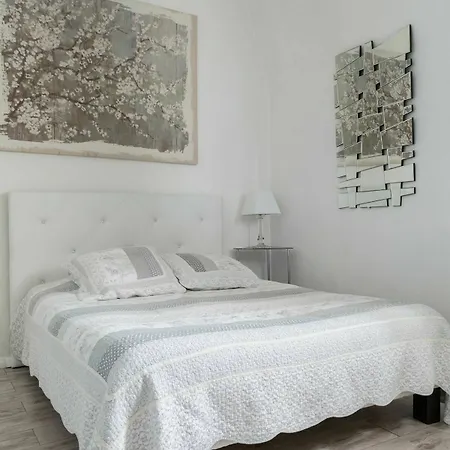 La De La Paix تروي